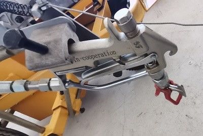 Esparcimiento sin aire de la línea de pavimento de la pintura en frío de rayas de una sola pistola máquina de marcado de la carretera