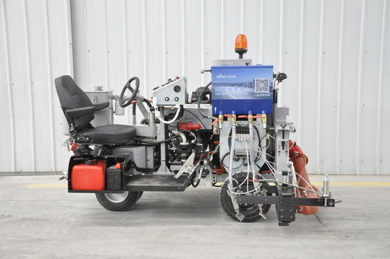 Triciclo termoplástico para señalización vial con sistema de calentamiento por aceite de conducción