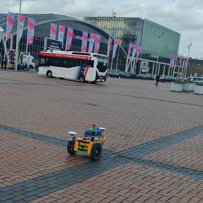 Robot de marcado previo de la línea de carretera / máquina - muestra en el tráfico interurbano Amsterdam 2026 - navegación por satélite