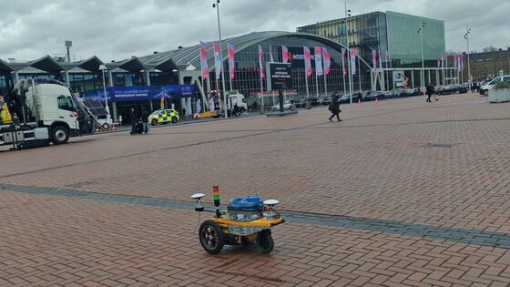 Robot / máquina de marcado previo de la línea de carretera - muestra en el tráfico interurbano de Ámsterdam 2026