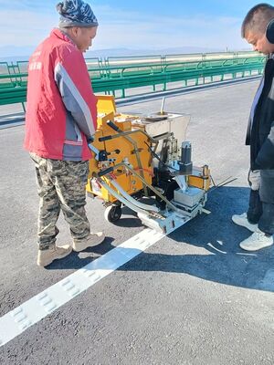 Dos componentes 2K Línea elevada / Línea de la costilla Máquina de marcado de la carretera- batería empujando