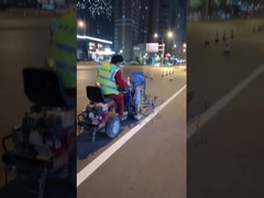 Máquina de marcado de carreteras de líneas de pulverización sin aire de dos componentes