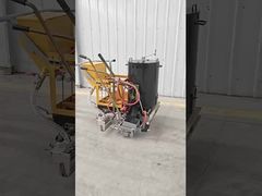 empujando la máquina de señalización vial termoplástica